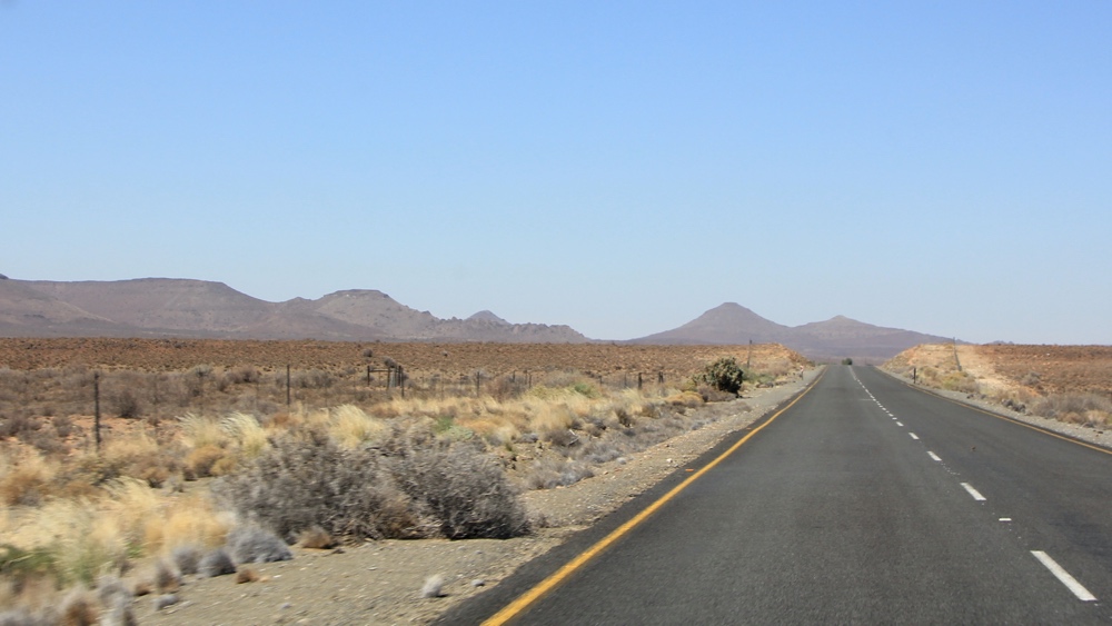 The tar road between Britstown and Carnarvon.