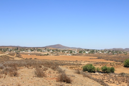 Approaching Loeriesfontein.