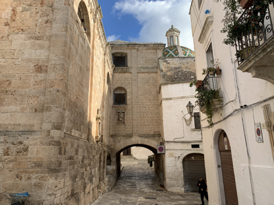 A small archway.
