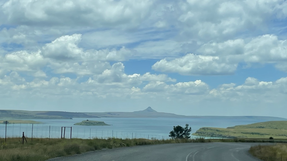 Approaching the Sterkfontein dam.